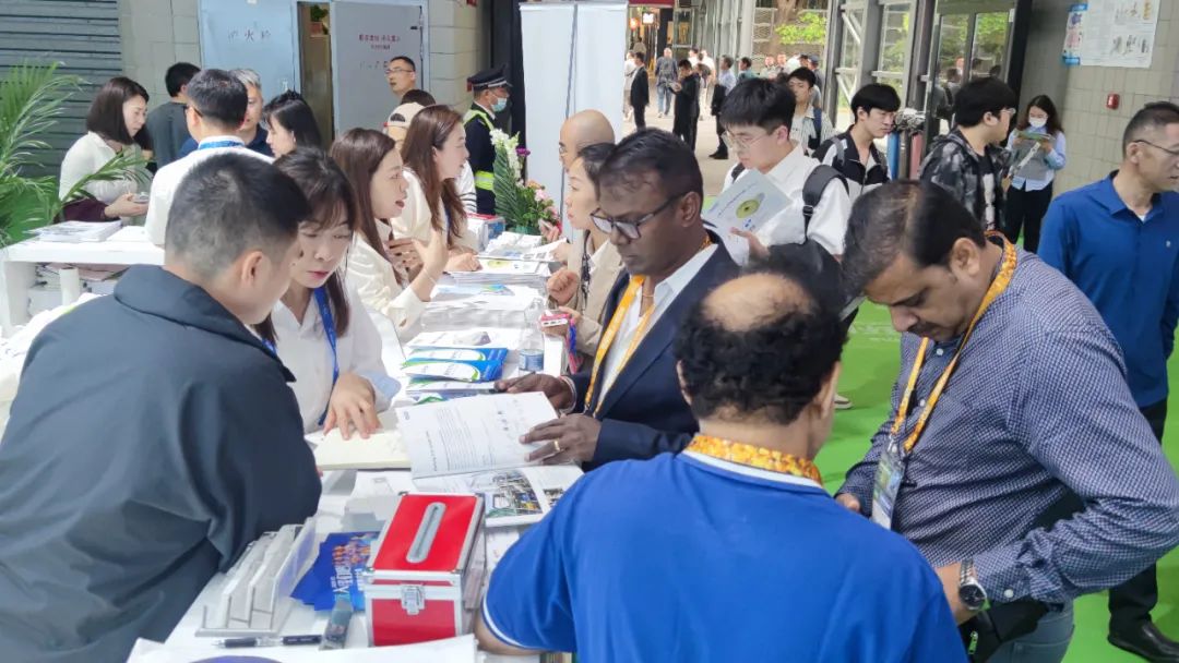 东南亚客户光临金沙9001以诚为本展台咨询污水处理 东南亚客户光临金沙9001以诚为本展台咨询污水处理