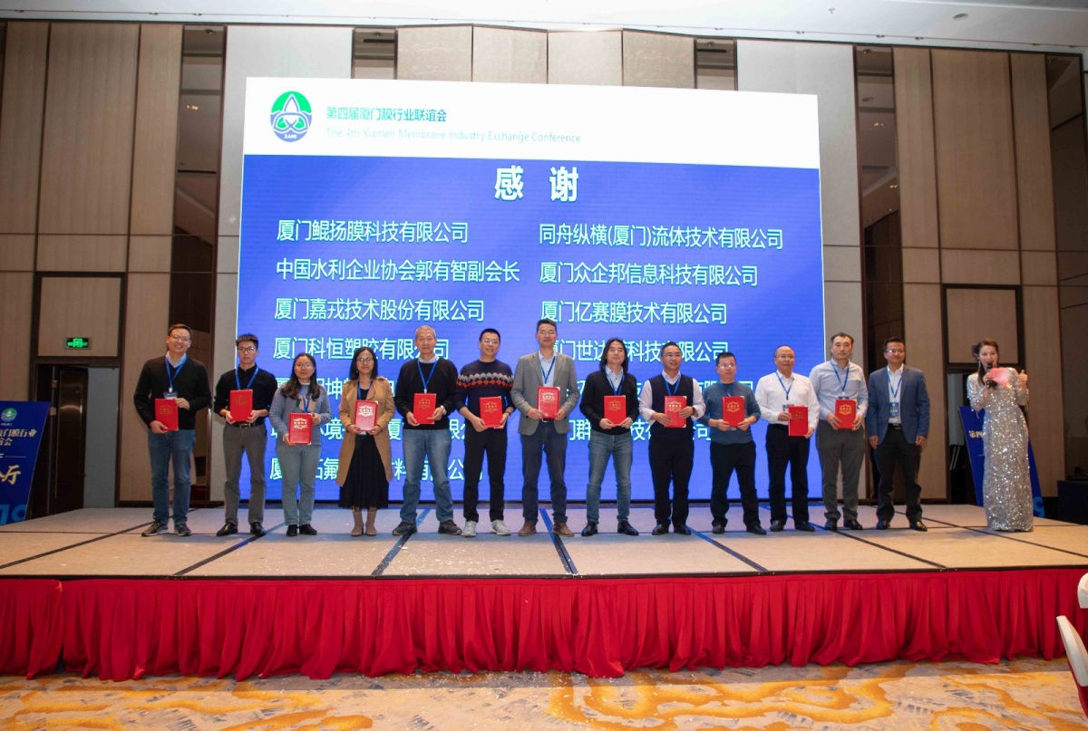 颁奖.JPG 颁奖.JPG